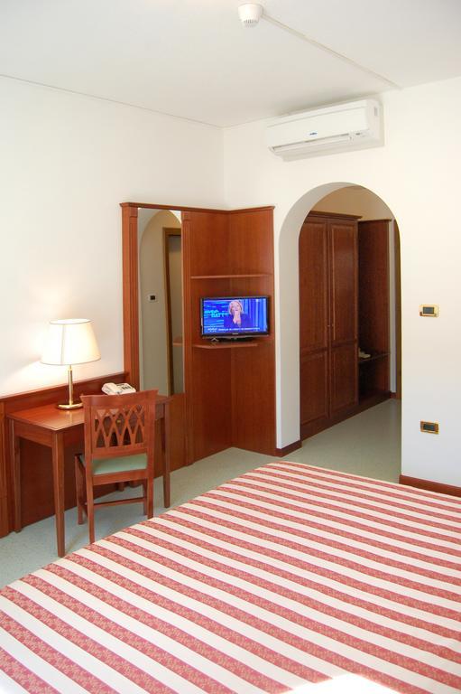 فندق مونتيروسّو ال ماريفي  فندق فيلا أدريانا الغرفة الصورة